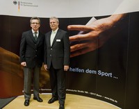 Bundesminister des Innern Dr. Thomas de Maizière mit dem Direktor des BISp, Jürgen Fischer