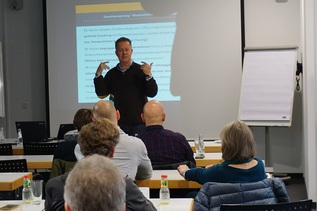 Gesamtprojektleiter Prof. Dr. Frank Mayer (verweist auf: Das war's: Abschluss-Symposium für RAN RÜCKEN)