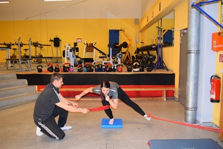 Shorttrack-Spitzensportlerin beim sensomotorischen Training (verweist auf: Weitere Fortbildungstermine zum Erwerb der RanRücken – Lizenz)