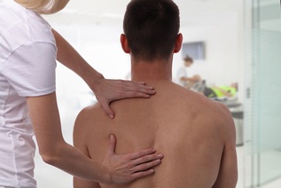 Untersuchung des Rückens (verweist auf: Technische Universität Dresden Partner im deutschlandweit größten Forschungsprojekt zum Thema „Rückenschmerz“.)